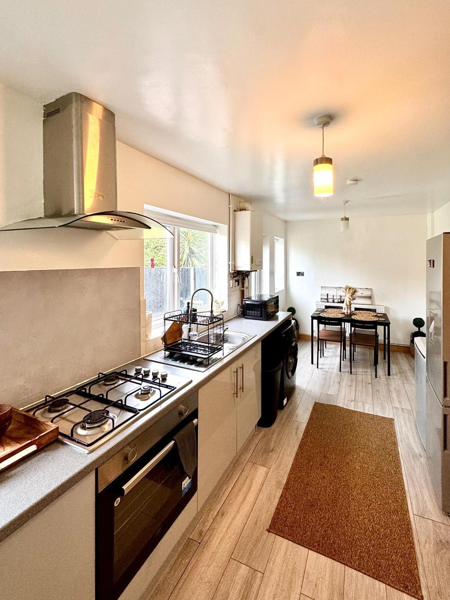 Contractor Haven- 3Bdr Crew House, Free Parking, Fast Wifi & Private Garden Apartman Nottingham Kültér fotó