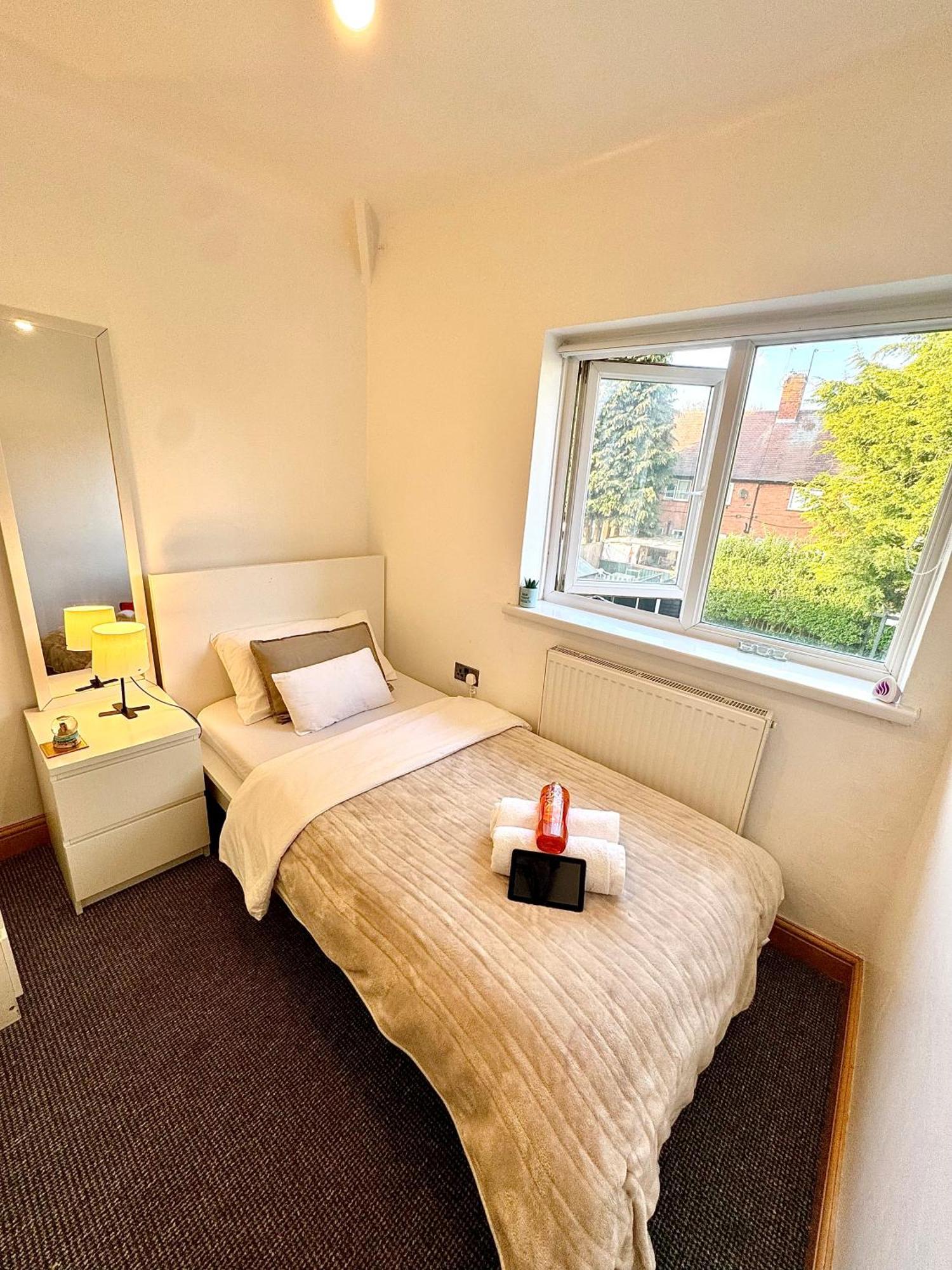 Contractor Haven- 3Bdr Crew House, Free Parking, Fast Wifi & Private Garden Apartman Nottingham Kültér fotó